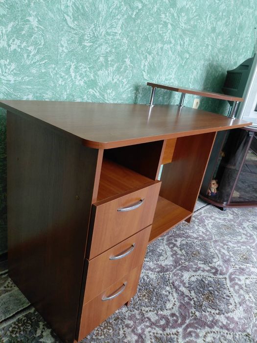 Стіл комп'ютерний