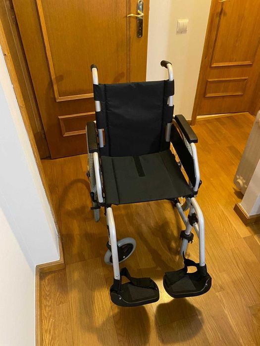 Cadeira de rodas semi nova. 2 dias de uso.