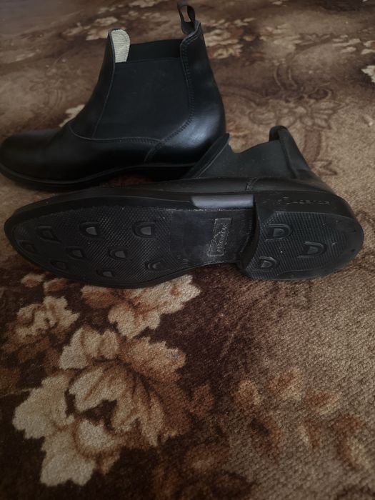 Продам Взуття Essensole