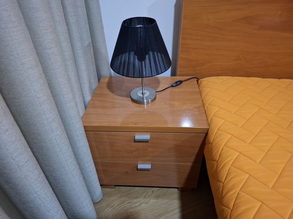 Cama de casal e móveis