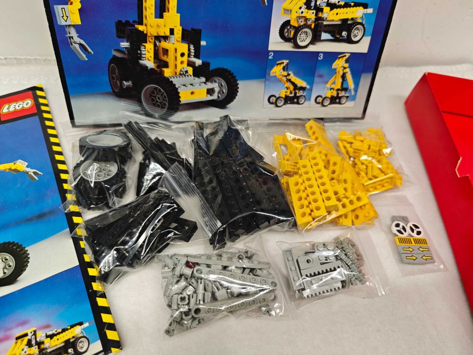 Lego Technic 8852 "Robot"; 1987; [195]