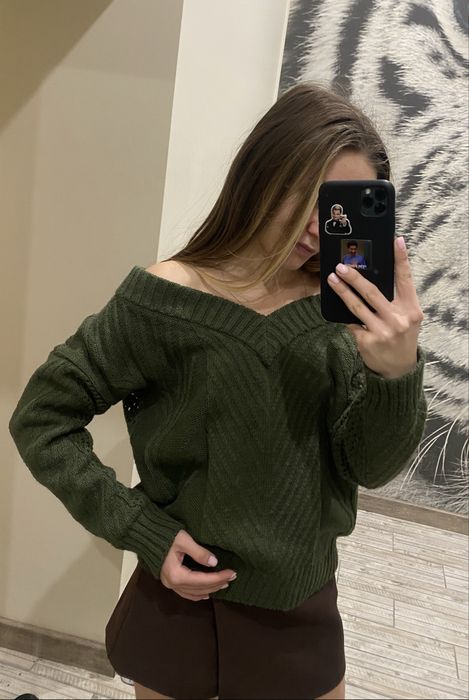 Светр жіночий вʼязаний