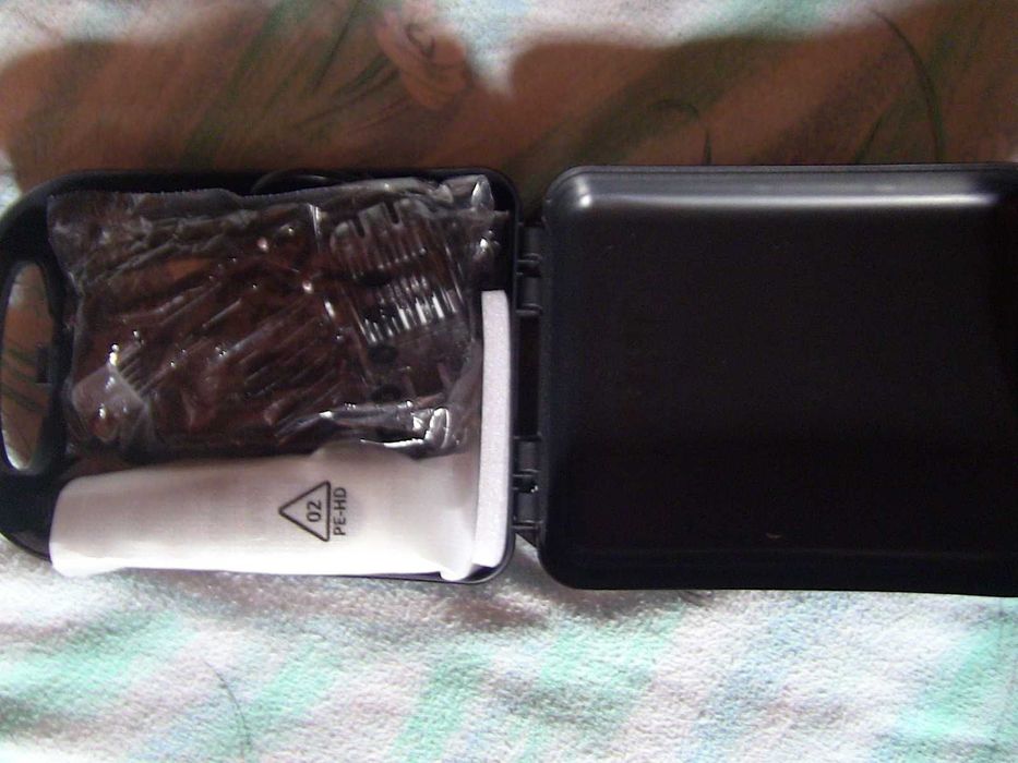 Máquina de cortar e aparar o cabelo e barba elétrica