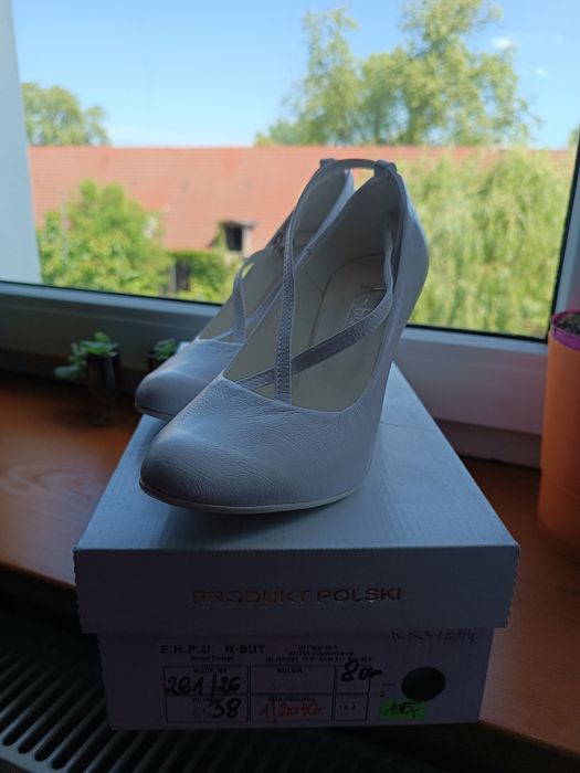 Sprzedam białe buty