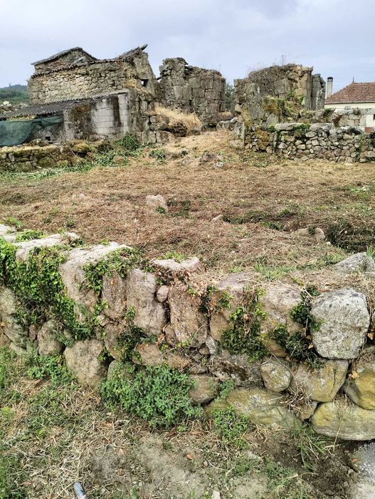 Duas casas (ruínas) e terreno 800m2