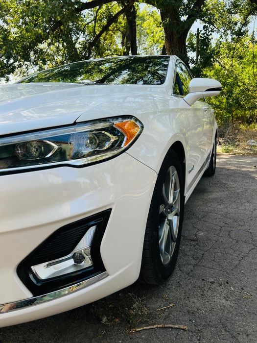 Продаж Ford Fusion Hybrid 2019