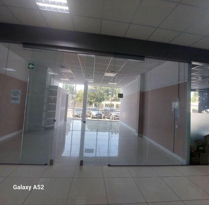 Сдам магазин  №2. на 1 этаже в ТЦ Кристалл. Фасад.