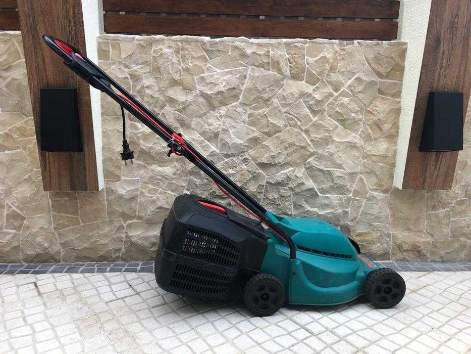 Dois cortadores de relva  Bosch e Ryobi