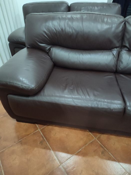 Sofás em pele castanhos - 2 e 3 lugares
