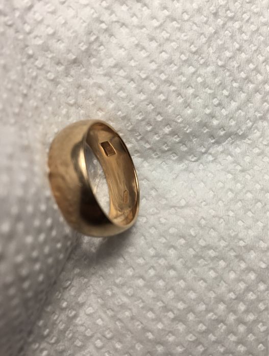 Золота обручка.