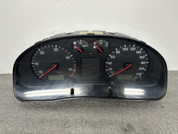 Quadrante / painel de instrumentos VOLKSWAGEN Passat Variant (3B5)