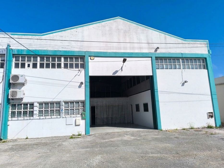 Arrendamento – Armazém / Espaço Comercial e Industrial Premium em Leiria