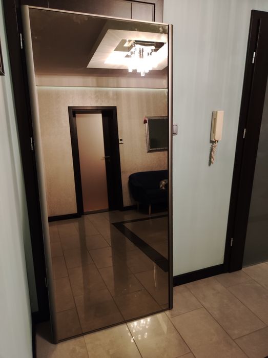 Drzwi przesuwne z lustrem