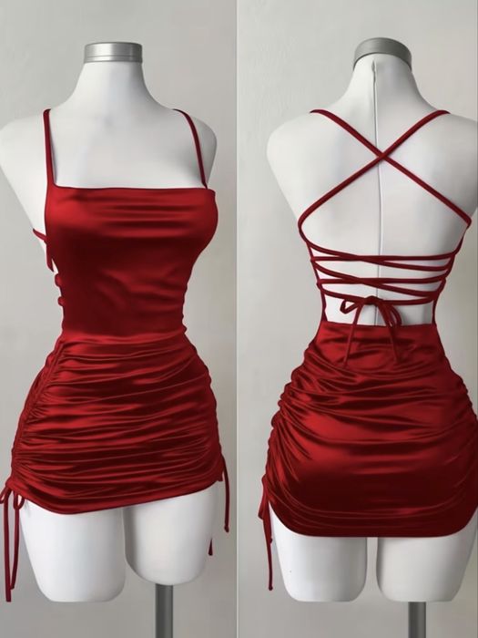 Ефектна червона сукня з відкритою спиною та утяжкою