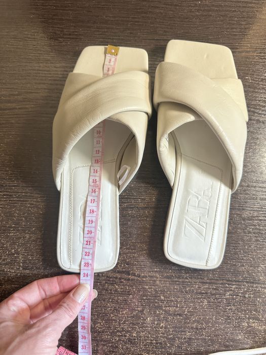 Шльопки шкіряні тапки Zara