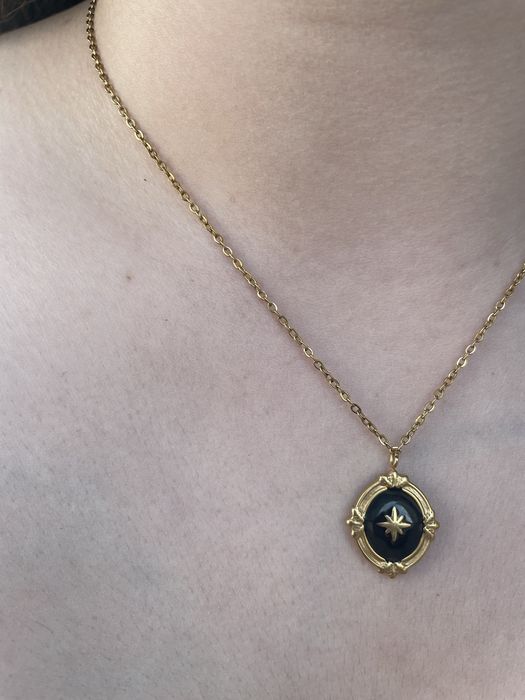 Colar / Fio com medalhão / medalha estilo vintage em preto e dourado