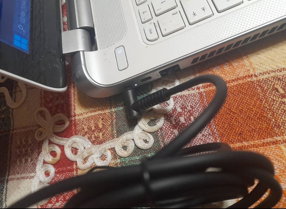 Кабель живлення для заряджання ноотбука з повербанка