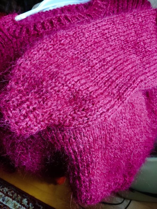 Sweter z moheru robiony na drutach