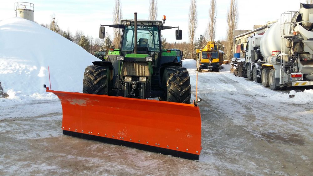 Odśnieżanie: place, drogi, budynki, dachy. Wywóz nadmiaru śniegu.