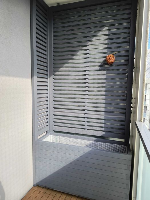 Balkon marzeń: pergole, donice, solidne zabudowy drewniane.