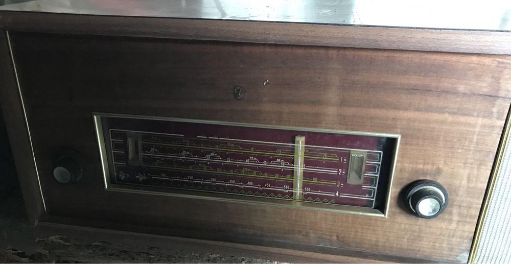 Radio antigo em movel, com coluna de som e gira discos