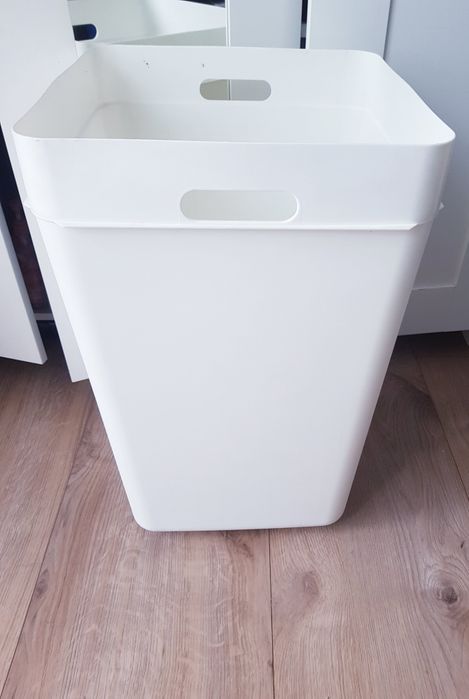 Plastikowy kosz na pranie marki Ikea 60 litrów