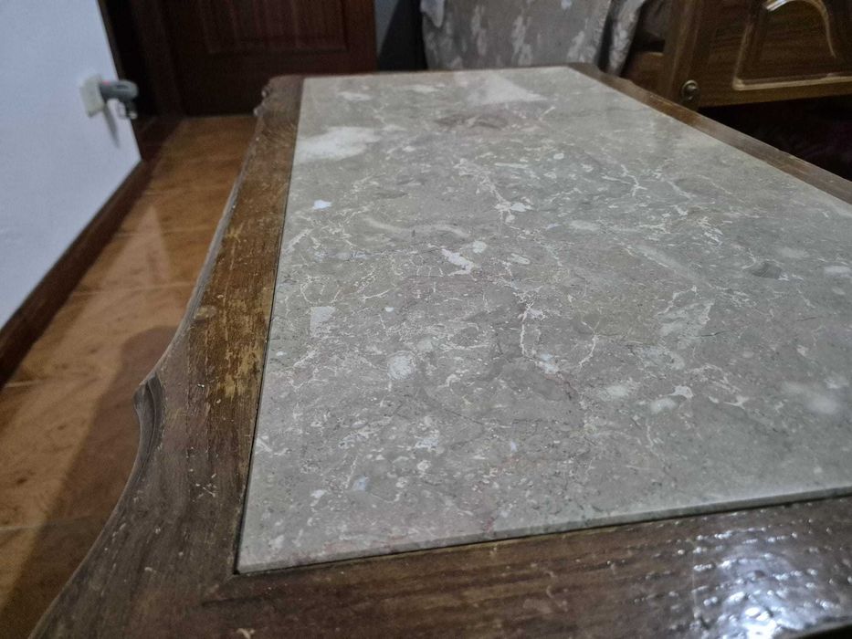 Mesa de centro de sala em madeira com tampo em pedra (marmore)