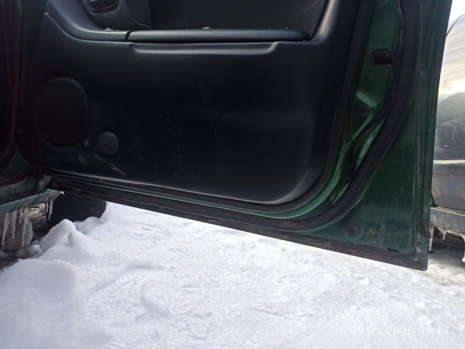 Продам двері на мазду 323f хороший стан