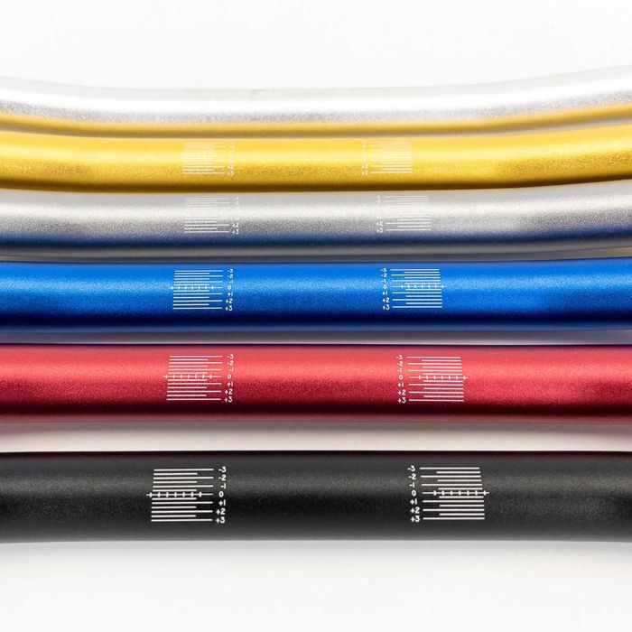 Guiador Universal 22 mm Alumínio CNC 720 mm para Moto - Várias Cores