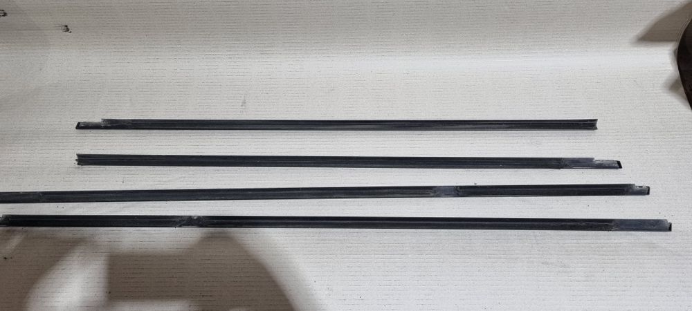 Listwa szyby listwy zgarniające czarna bmw 5 e61  komplet Shadow line