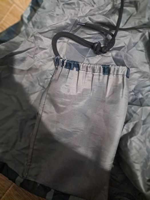 камуфльований дощовик-пончо.