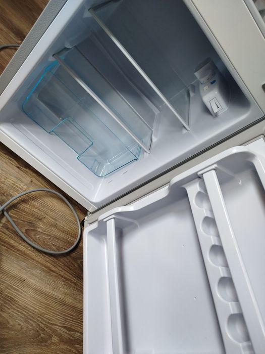 холодильник Grunhelm TRF-S86M44-S двокамерний  86 літрів сірий