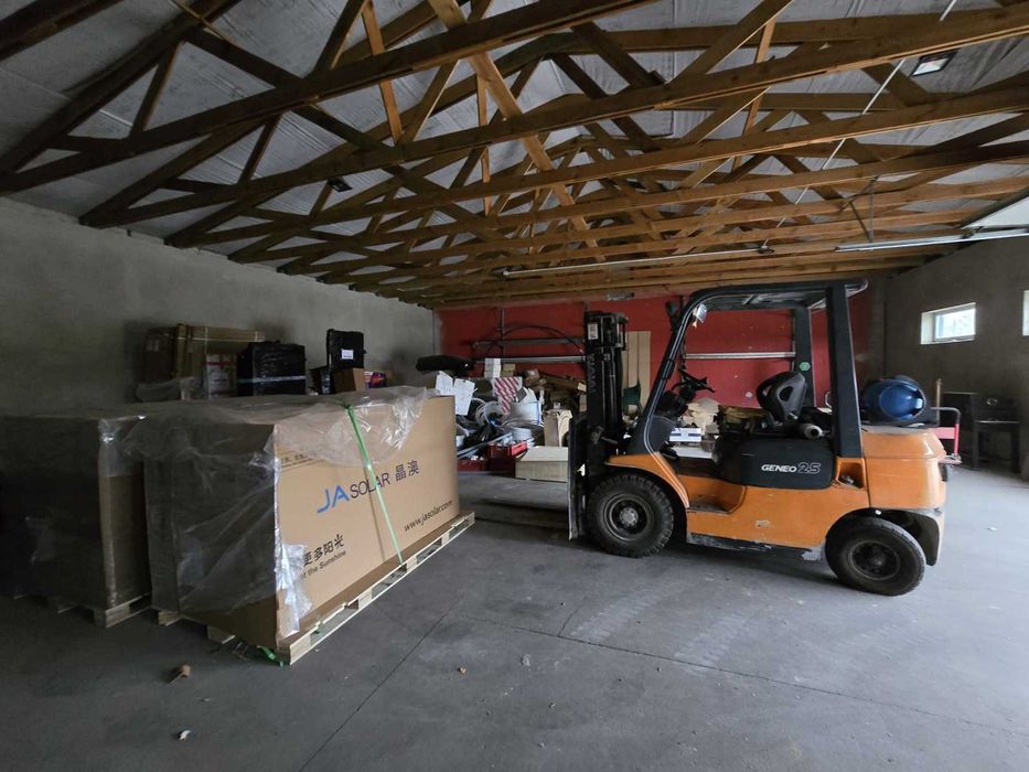 Budynek z parkingiem