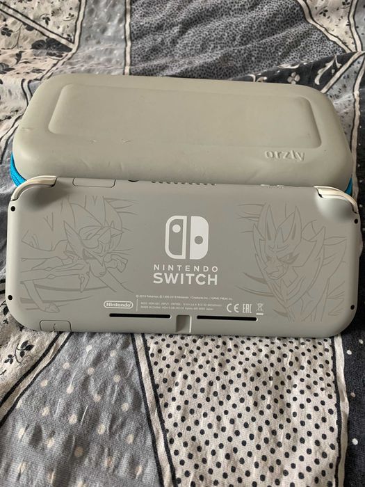 Nintendo Switch Lite (Edycja Pokémon) + Etui/Ładowarka