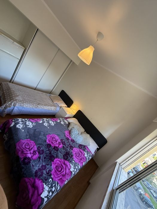 Quarto com 2 camas, tv e frigorifico  em Odivelas