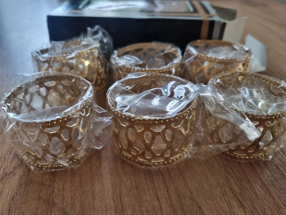 Pierścienie, obrączki na serwetki stołowe.