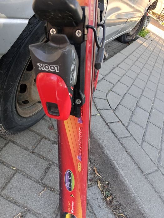 Narty zjazdowe z zapięciami