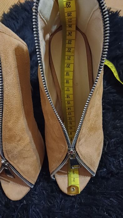 Kremowe buty na szpilce 39