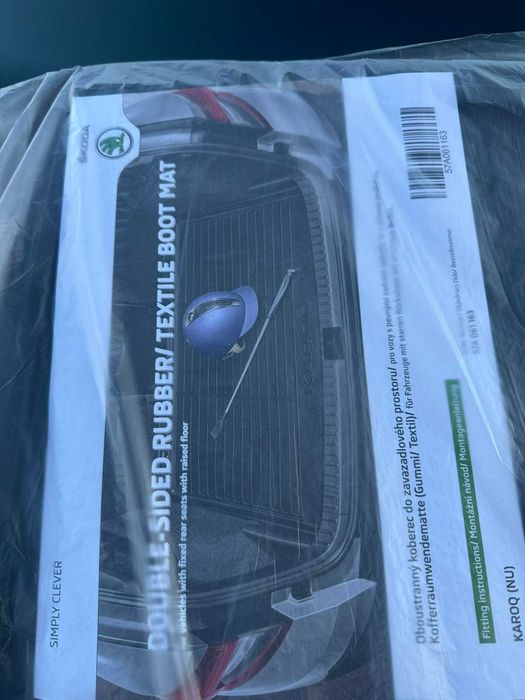 Килимки  гумові салону Škoda Karoq та двосторонній килим багажника