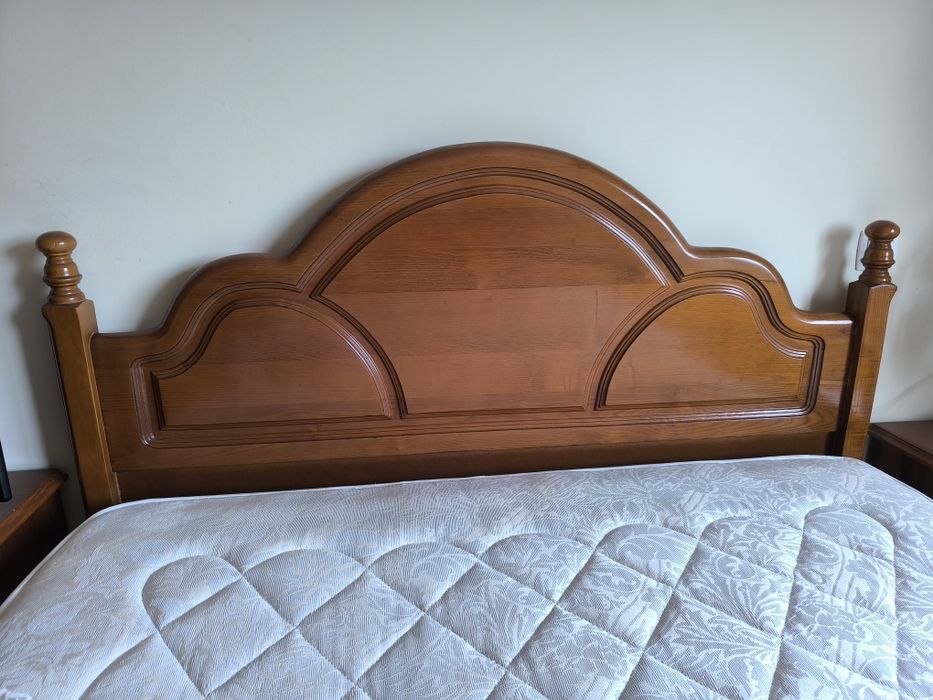 Mobília de quarto completo em madeira maciça