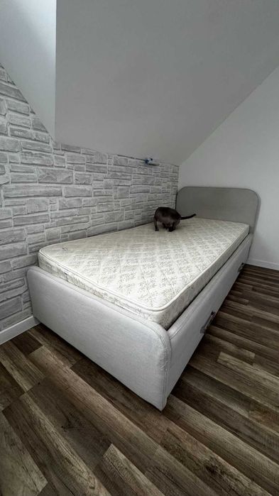 Підліткова кровать 200 х 90 з м'якою оббивкою.