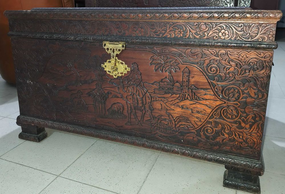 Baú em cânfora esculpido