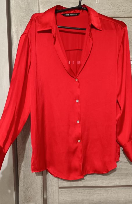 Яскраво червона блуза