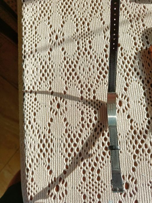 Bransoletka męska skórzana z motywem metalowym.