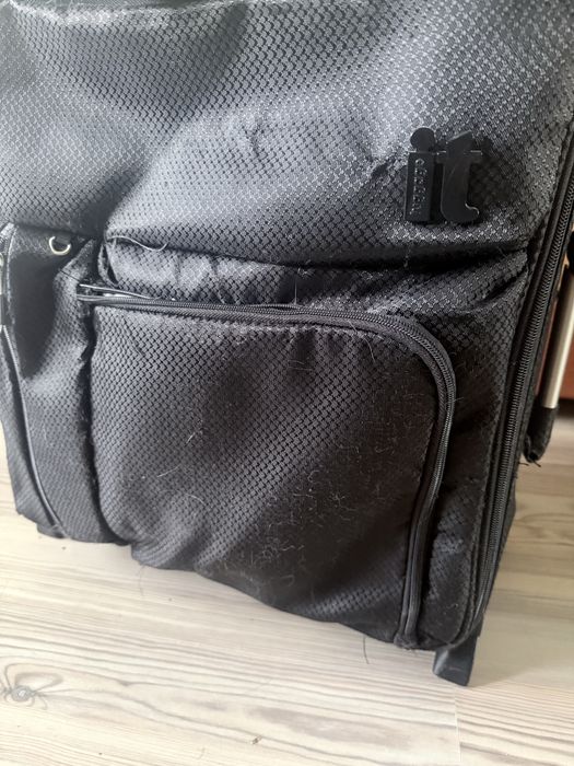 Чорна валіза компактна
