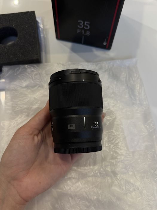 Стандартний об'єктив Panasonic S-S35E Lumix S 35 mm f/1.8