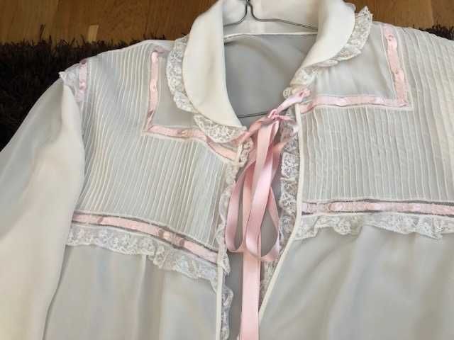 Elegante robe feminino em seda branca com detalhes  em renda