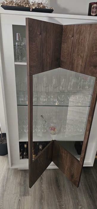 Vitrine branca e madeira