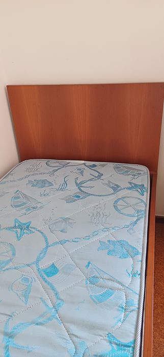 Cama dupla com 2 estrados e 2 colchões