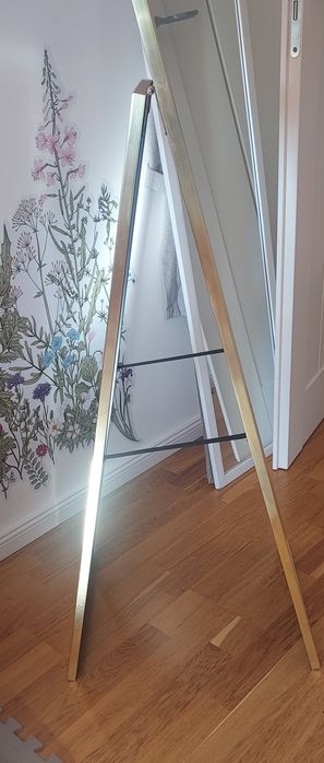 Lustro w eleganckiej ramie